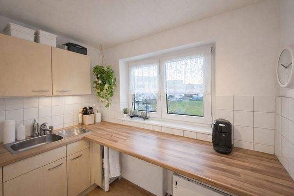 Aufgeräumte Küche durch KI erstellt