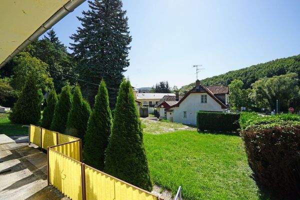 Haus 1: Blick von der Terrasse in den Garten
