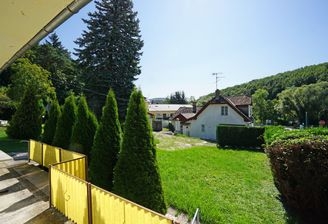 Haus 1: Blick von der Terrasse in den Garten
