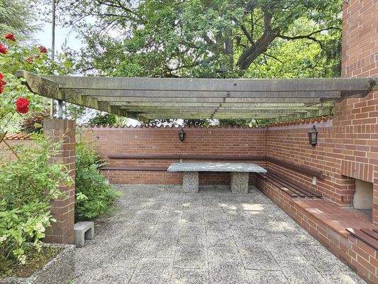 Außenterrasse mit offenem Kamin