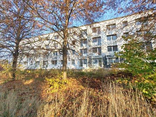 Teilsanierte Fassade