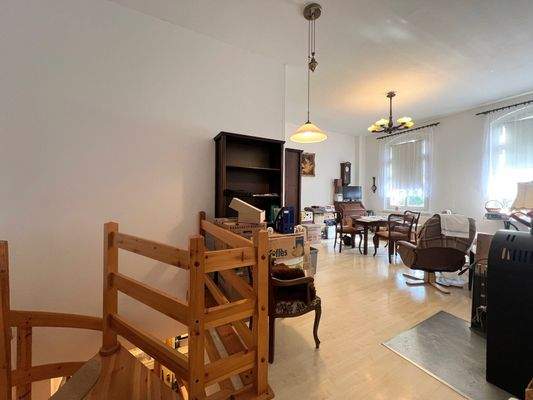 Wohnzimmer mit Teppe in das Souterrain