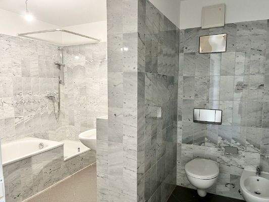 Bad mit Wanne + Dusche