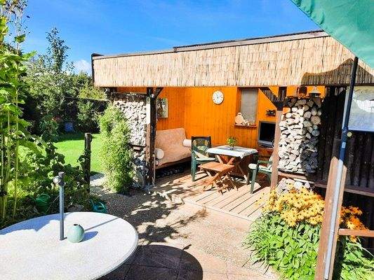 überdachte Terrasse am Giebel