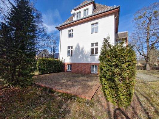 Terrassenfläche aus Ziegelsteinen vor dem Haus