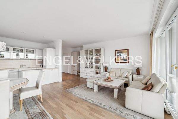 Das Wohnzimmer mit offener Küche lädt zum Verweilen und Kochen ein