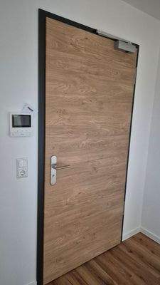Wohnungstür mit Videosprechanlage