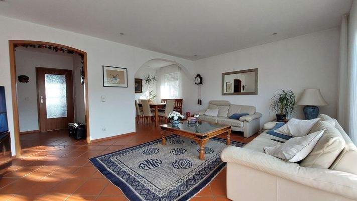 Wohnzimmer mit Blick zum Essbereich und Flur