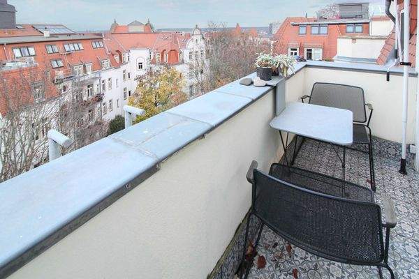 Balkon mit Blick in diie Stadt