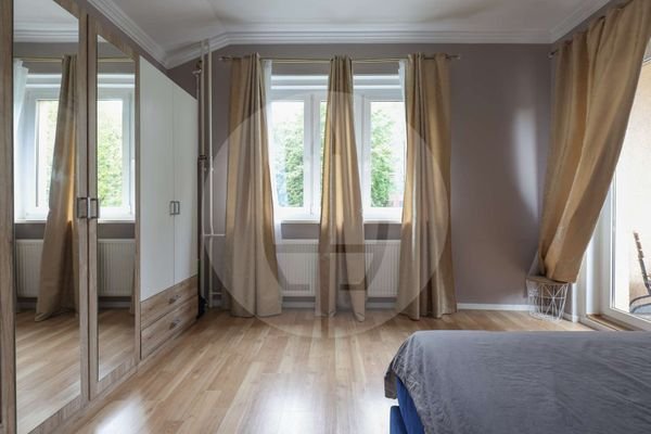 Schlafzimmer mit Balkon I