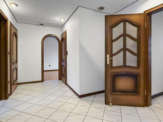 Großzügiger Flur mit Zugang zu allen Wohnräumen