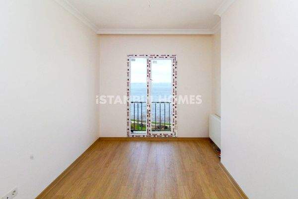 Ready-to-Move Apartments in a Complex Near Main Road in Istanbul