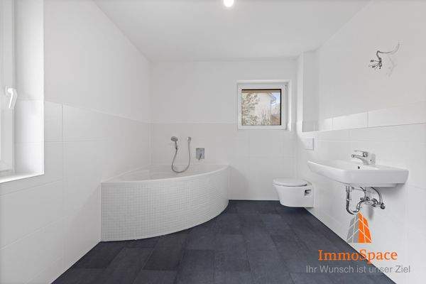 Blick ins moderne Badezimmer