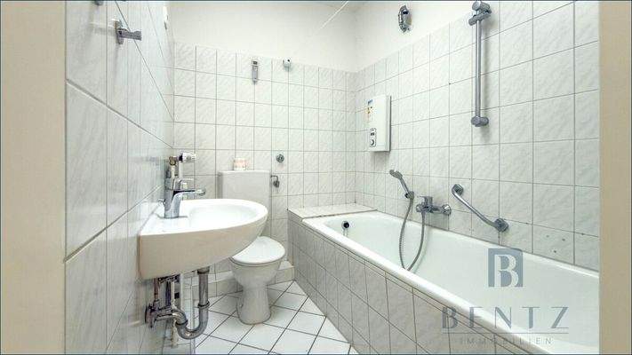 Badezimmer mit Badewanne