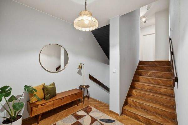 Treppenhaus KI eingerichtet