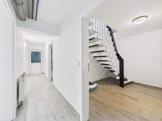 Flur im Keller mitr separatem Zugang von außen