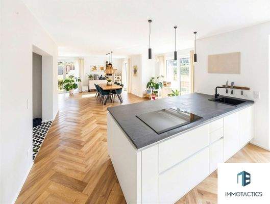 Küche mit Blick in den Essbereich EG 