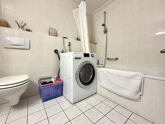 Badezimmer mit Badewanne