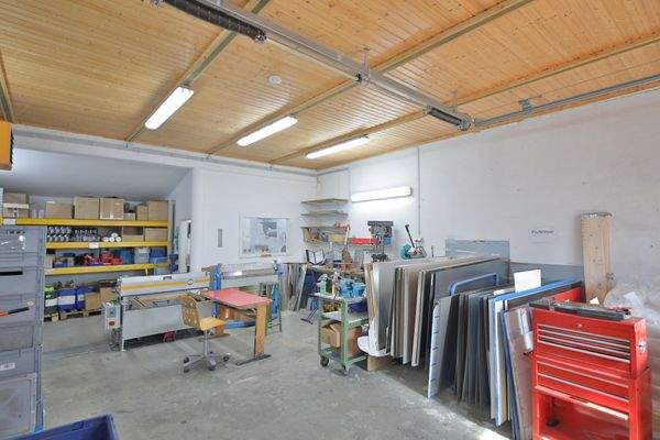 Lagerhalle mit Büro und Außenfläche