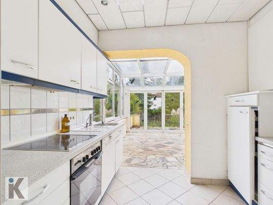 Küche mit angrenzendem Wintergarten