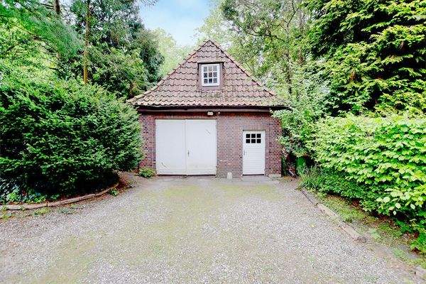 Auch eine Garage mit Nebenflächen steht zur Verfügung