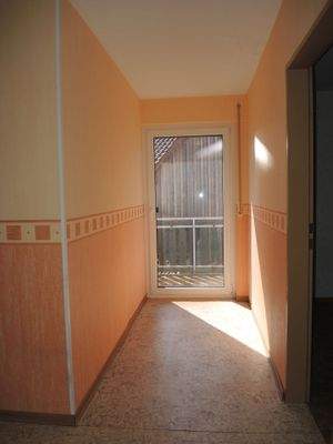 Flur mit Balkonzugang, Wohnung 2, 1. Obergeschoss