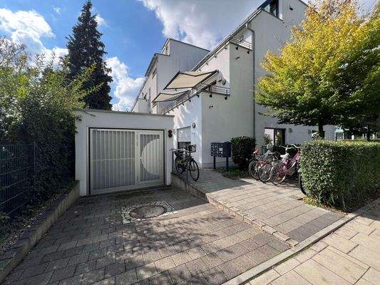 Hausansicht mit ZUfahrt Tiefgarage