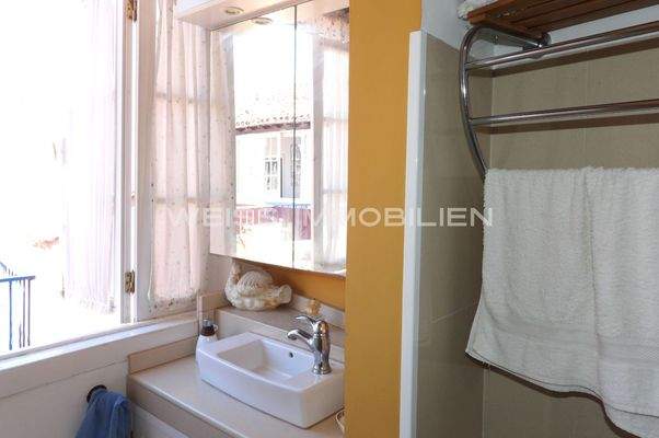 Badezimmer mit viel Fensterfläche und Licht