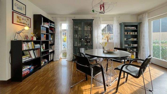 Geräumiges Esszimmer mit natürlichem Lichteinfall