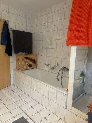 Helles Badezimmer mit Wanne