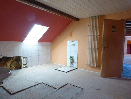 Raum vorbereitet zum Bad im DG