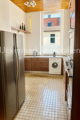 Moderne Küche mit Tageslichteinfall