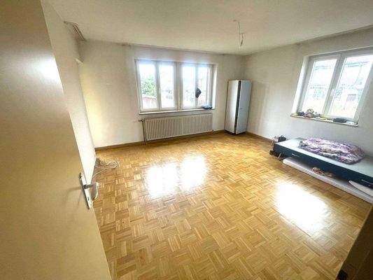 Wohnzimmer mit Zugang zum Balkon 