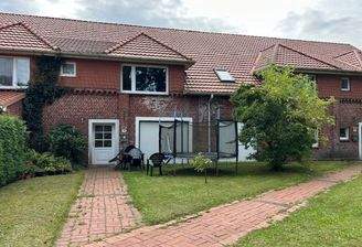 Ein Haus mit Vorgärten 