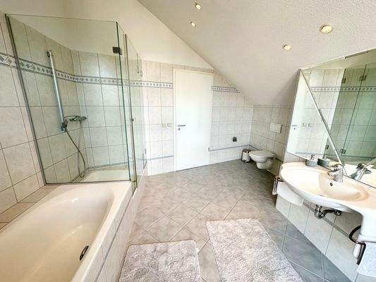 großes Bad im Obergeschoss