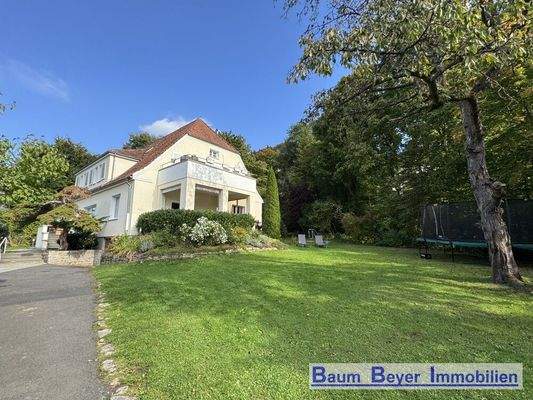 Hausansicht mit Garten