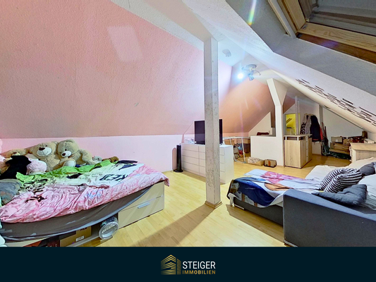 Schlafzimmer 1 (Spitzboden)