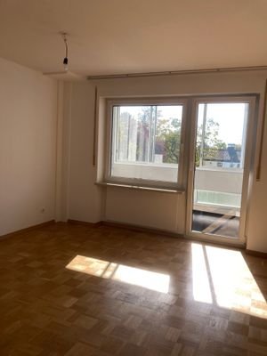 Wohnzimmer mit Zugang zum Balkon