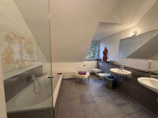 Helles, modern ausgestattetes Badezimmer mit hochwertiger Ausstattung