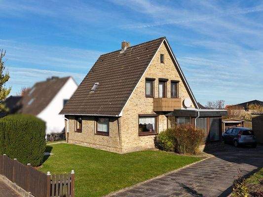 Das Einfamilienhaus mit Zufahrt zu den Stellplätzen