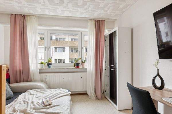 Wohnzimmer mit großer Fensterfront