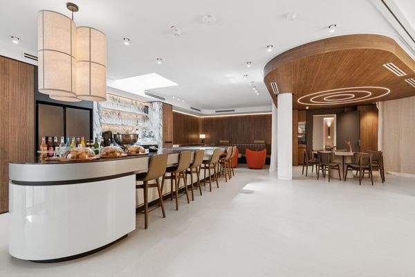 Luxuriöse Bar mit spannendem Interior in den Community Space