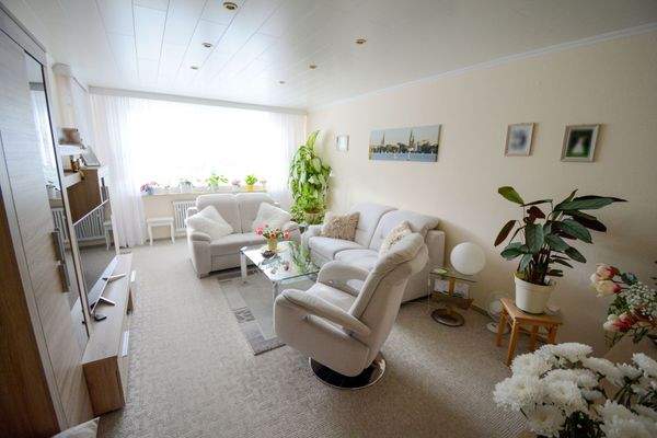 Wohn-/Esszimmer mit Balkonzugang