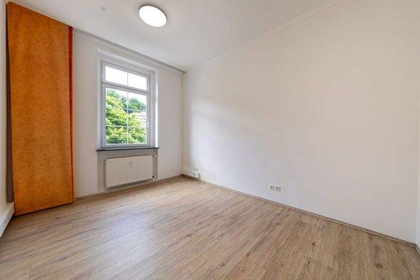 2 OG Links: Büro/Wohnung (Leerstand)