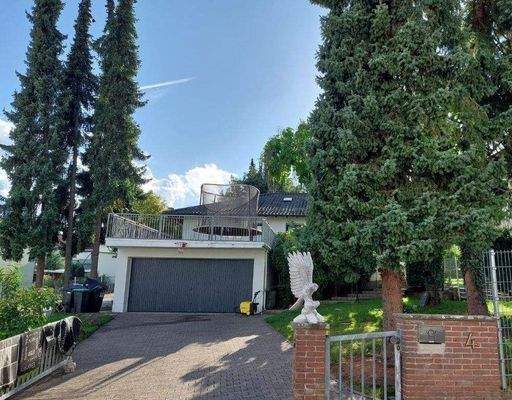 Einfahrt und Doppelgarage