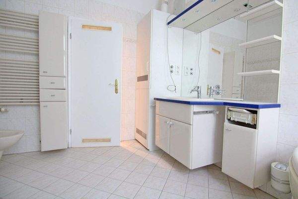 Großes Bad mit Eckwanne und Dusche