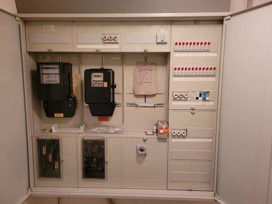 mehrere Stromzähler im Keller