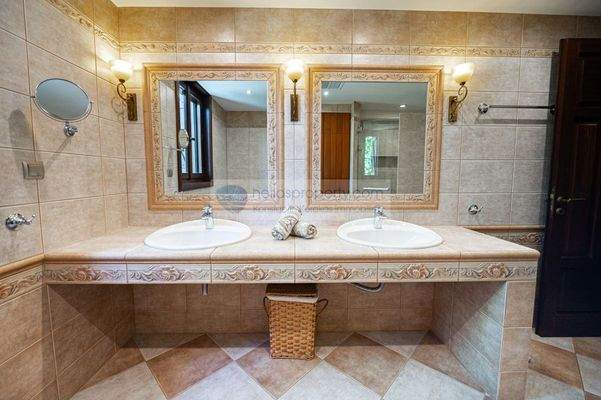 3ca95b7714ab46d1afc3fc821f2e6c75-original