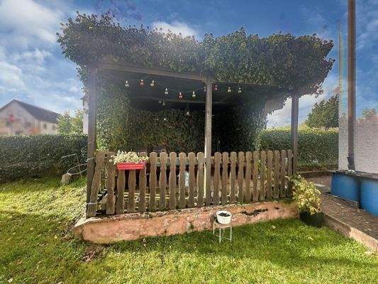 überdachte Gartenlaube