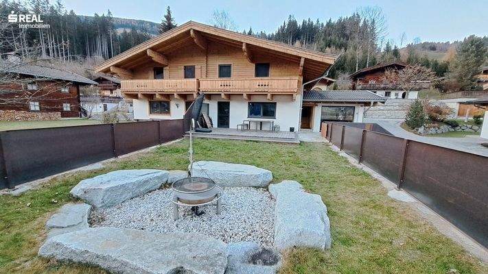 Ferienhaus mit Feuerstelle im Garten